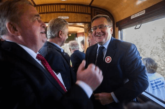 Ретро-трамвай с президентом Польши сошел с рельсов: фото с места событий