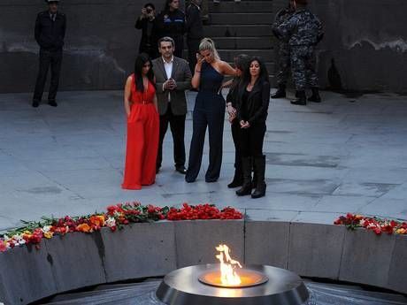 Ким Кардашьян в красном комбинезоне почтила память жертв геноцида армян