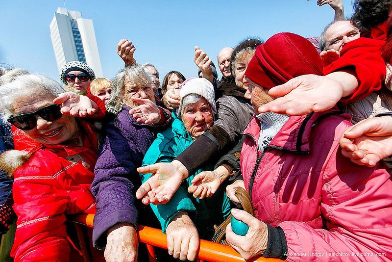 Лопаты отдыхают! В России митрополит во время молебна бросал яйца в толпу. Фотофакт