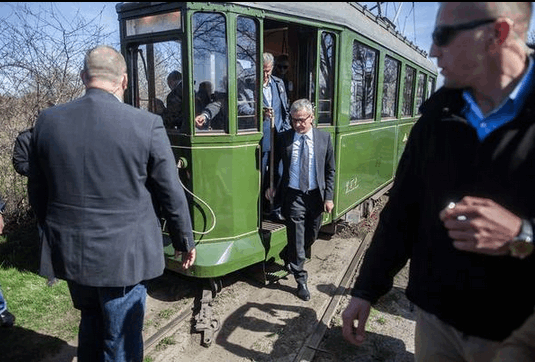 Ретро-трамвай с президентом Польши сошел с рельсов: фото с места событий