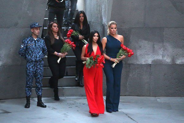 Ким Кардашьян в красном комбинезоне почтила память жертв геноцида армян