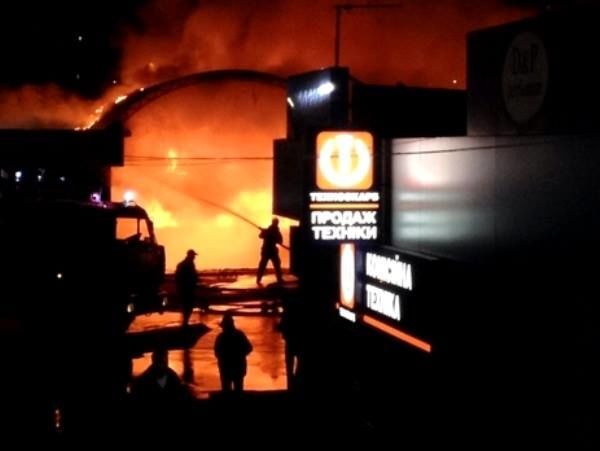 В Киеве возле метро сгорели киоски: подозревают поджог