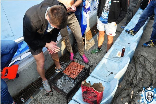 Фанаты "Динамо" во время матча пожарили сосиски на трибунах: аппетитные фото