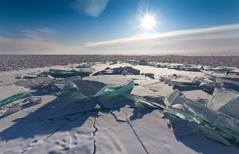 Невероятный бирюзовый лёд озера Байкал