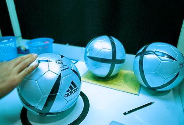 Как делают профессиональные футбольные мячи