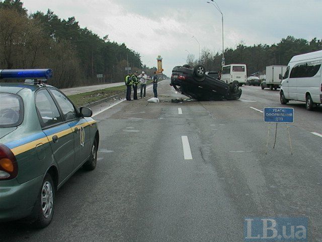 Фатальне ДТП в Києві: позашляховик на швидкості вилетів на "зустрічку" і перекинувся