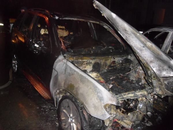 В Киеве возле многоэтажки ночью горели автомобили