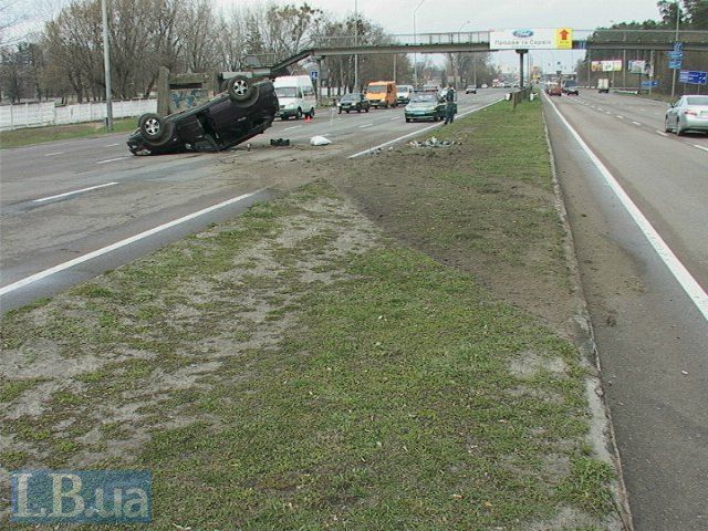 Фатальне ДТП в Києві: позашляховик на швидкості вилетів на "зустрічку" і перекинувся