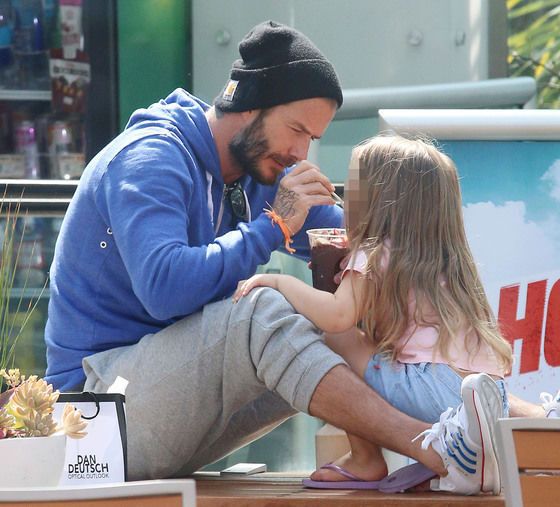 Дэвид Бекхэм покормил дочку мороженым на прогулке: трогательные фото