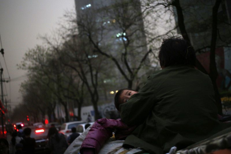 Пекин накрыла желтая непроглядная пелена: фото мощнейшей пыльной бури