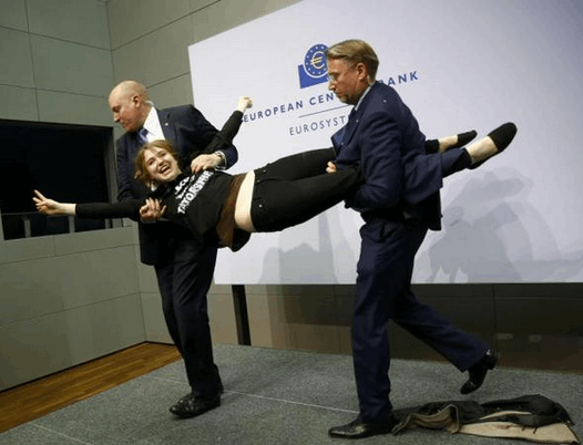 На главу ЕЦБ напали во время пресс-конференции: фото и видеофакт