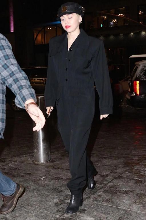 Снова облажались: новые нелепые и безвкусные наряды знаменитостей 