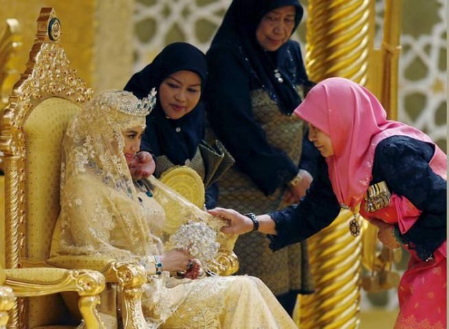 Наряд невесты принца Брунея: фата с изумрудами и букет с бриллиантами
