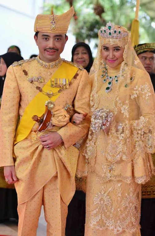 Наряд невесты принца Брунея: фата с изумрудами и букет с бриллиантами