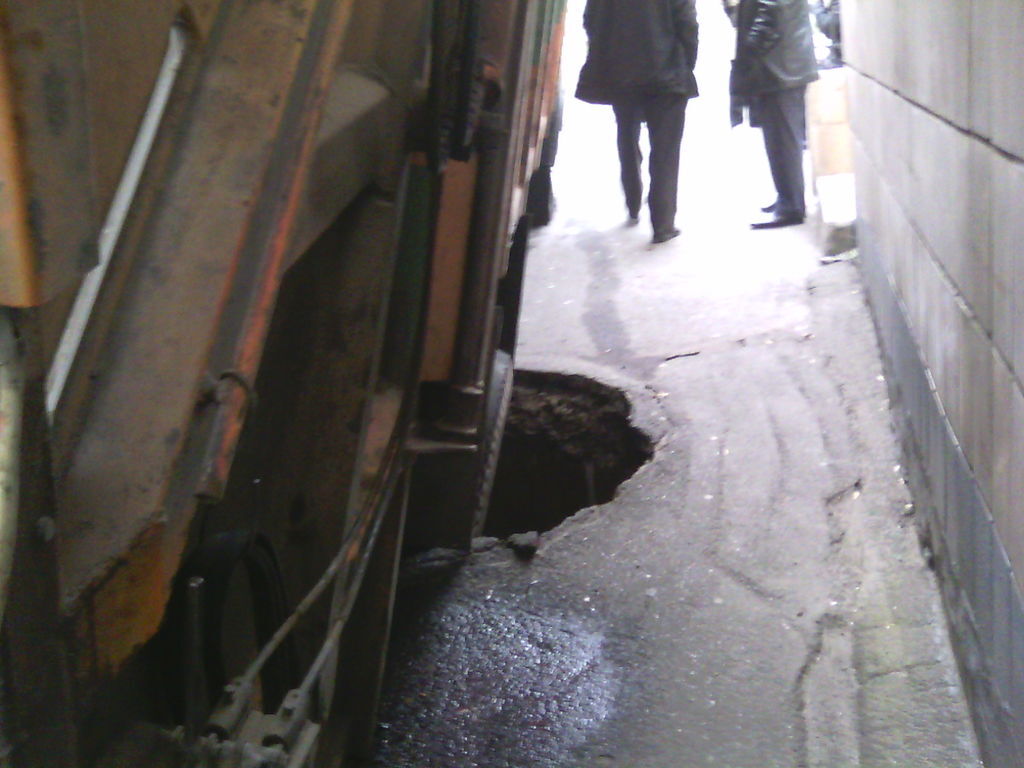 В Киеве мусоровоз провалился под асфальт: опубликованы фото