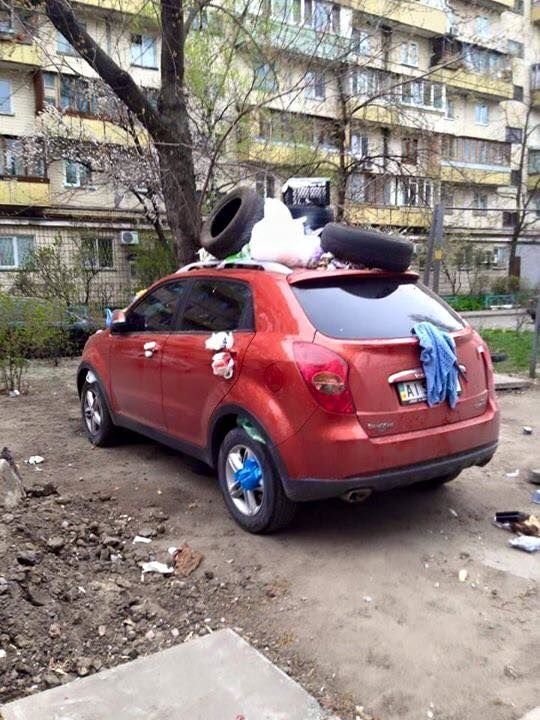 У Києві закидали сміттям припарковану на газоні іномарку: фотофакт
