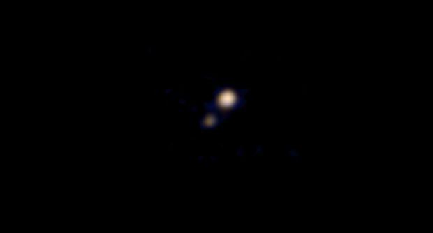 НАСА показало первые цветные фото Плутона и Харона