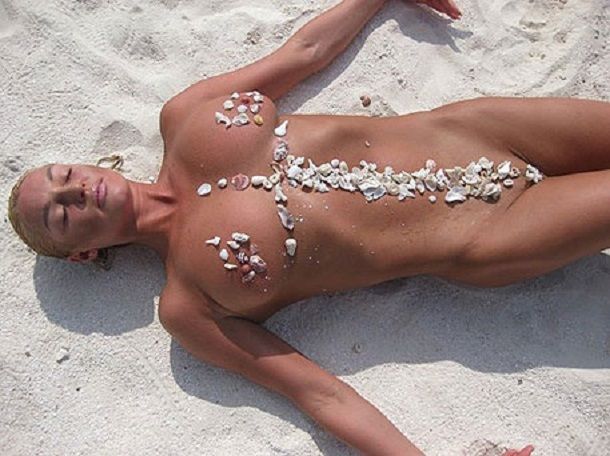 Нелепые наряды звезд на пляже: забавная фотоподборка