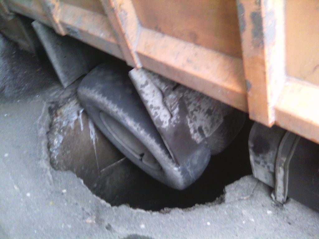 В Киеве мусоровоз провалился под асфальт: опубликованы фото