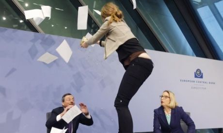 На главу ЄЦБ напали під час прес-конференції: фото і відеофакт