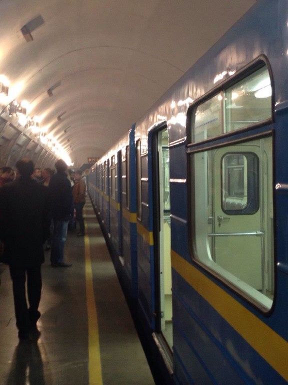 В киевском метро задымились два вагона: фотофакт