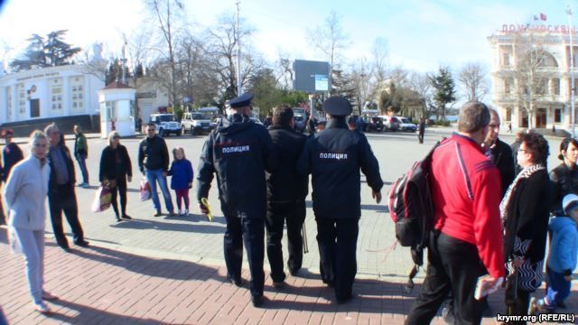 В Севастополе оккупанты разогнали митинг против новой "власти": видеофакт