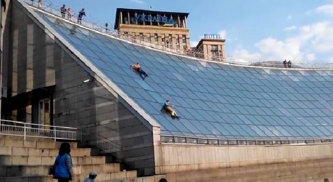 На Майдане экстремалы скатились по стене "Глобуса"