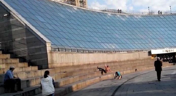 На Майдане экстремалы скатились по стене "Глобуса"