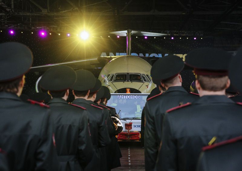 Завод "Антонов" представил новый самолет