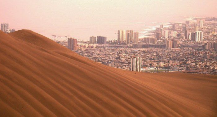 Пугающий песчаный Холм дракона, что угрожающе нависает над городом