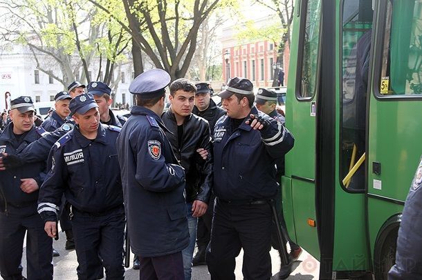 В Одесі затримали півсотні активістів, які йшли по вулиці