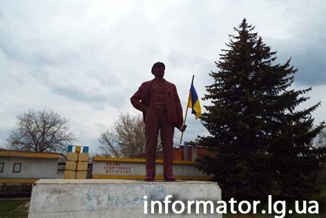В Станиці Луганській проросійські жителі погодилися залишити прапор України в руці Леніна: фотофакт
