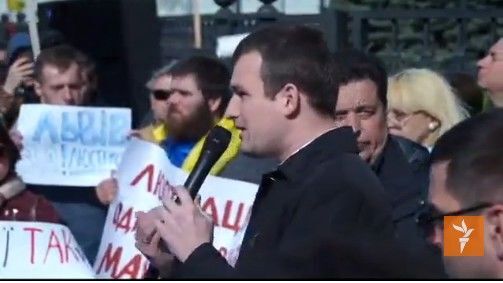 Под зданием КСУ в Киеве собрались сотни людей: прямая трансляция  