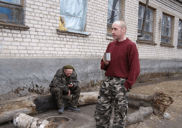 На Донбассе бойцы ночуют в бывшем тубдиспансере: плесень и теснота