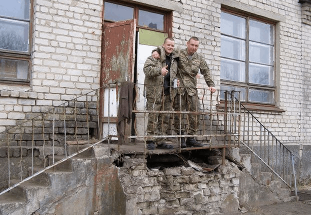 На Донбассе бойцы ночуют в бывшем тубдиспансере: плесень и теснота