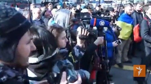 Под зданием КСУ в Киеве собрались сотни людей: прямая трансляция  