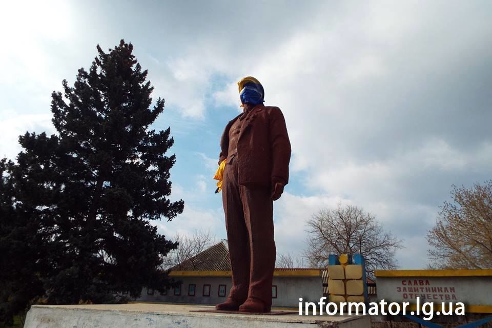 В Станиці Луганській проросійські жителі погодилися залишити прапор України в руці Леніна: фотофакт