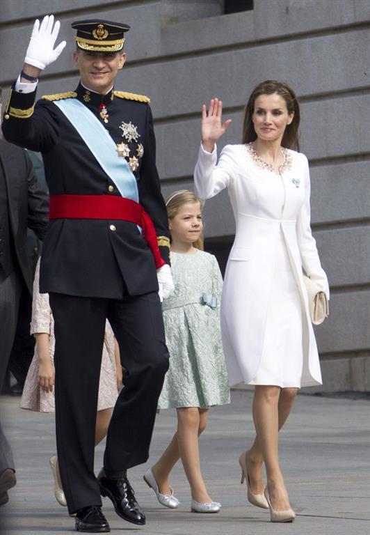 Как одеваются современные монархи: 10 стильных образов королевы Испании