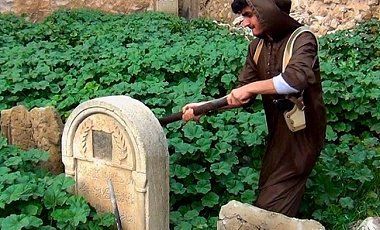 Боевики ИГ разрушили христианские могилы в Ираке: фотофакт