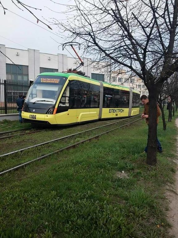 Гордість вагонобудування України зійшла зі шляхів у Львові: фотофакт