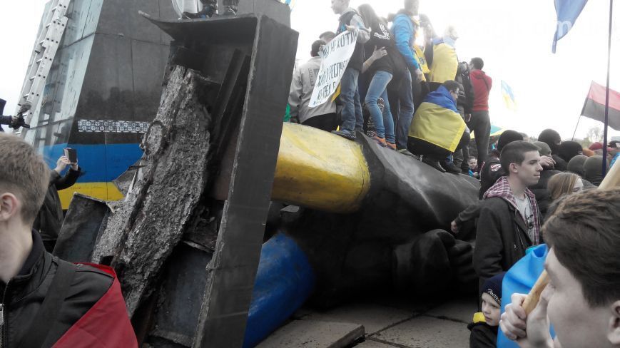 В Краматорске показательно снесли памятник Ленину