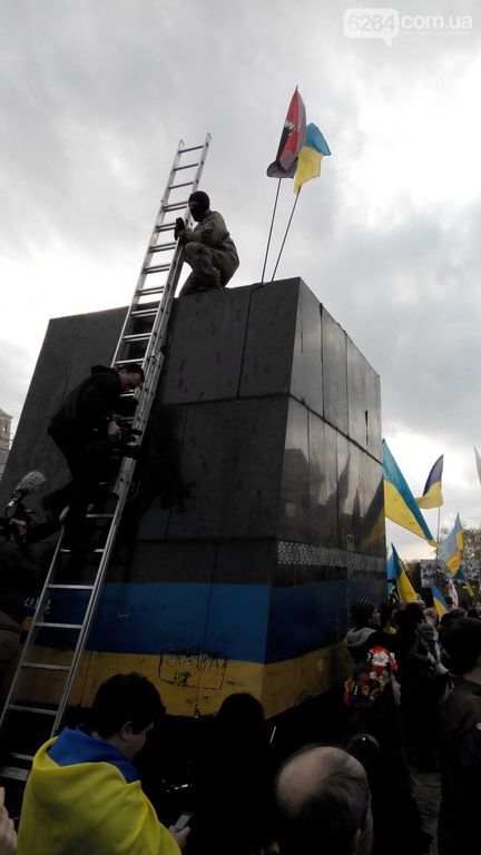 У Краматорську показово знесли пам'ятник Леніну: фотофакт