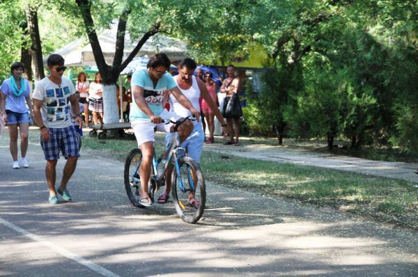 Украинские политики и звезды любят кататься на велосипедах: лучшие фото 