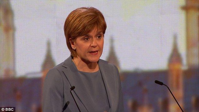 Сеть взорвали дебаты о цвете платья шотландского политика 
