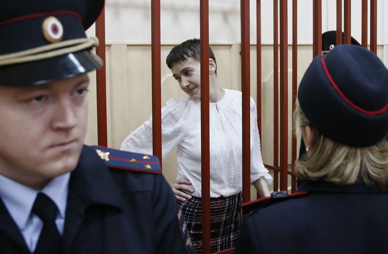 Савченко привезли в Басманный суд: фотоотчет