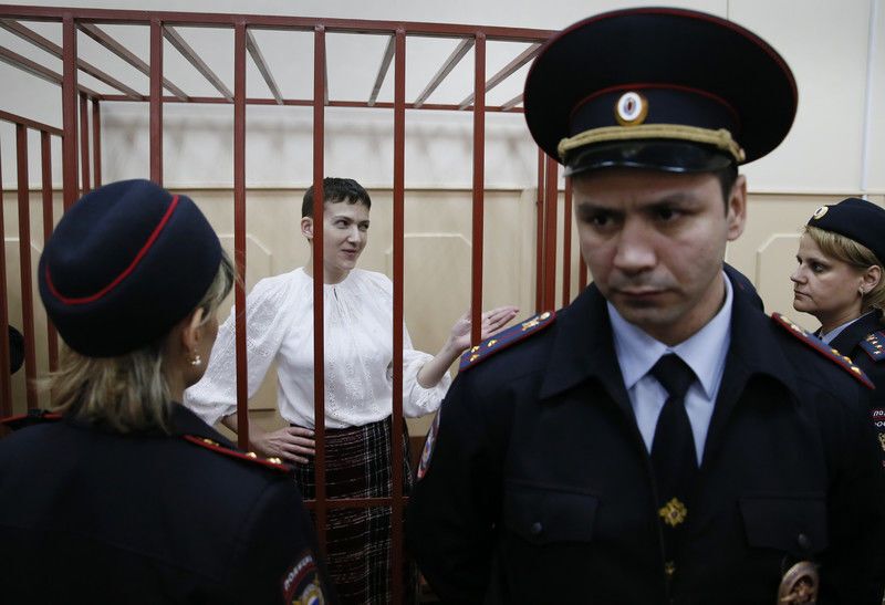 Савченко привезли в Басманный суд: фотоотчет
