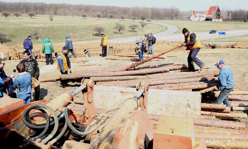 Оборона Харкова: з боку Росії місто відгороджується окопами - фоторепортаж