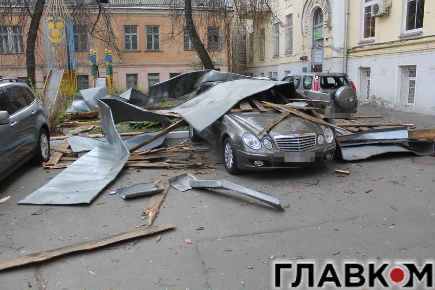 В Киеве сорванная ветром крыша упала на автомобили: видеофакт