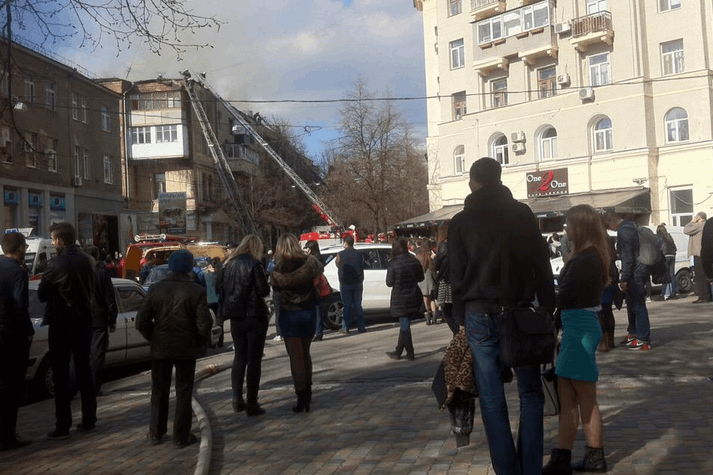 У центрі Харкова спалахнув 4-поверховий житловий будинок: впав дах