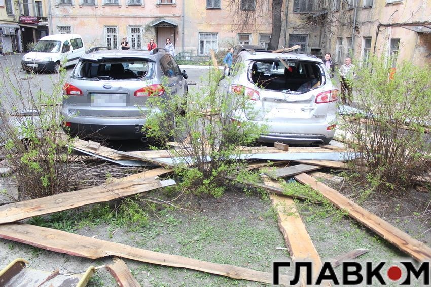 В Киеве сорванная ветром крыша упала на автомобили: видеофакт